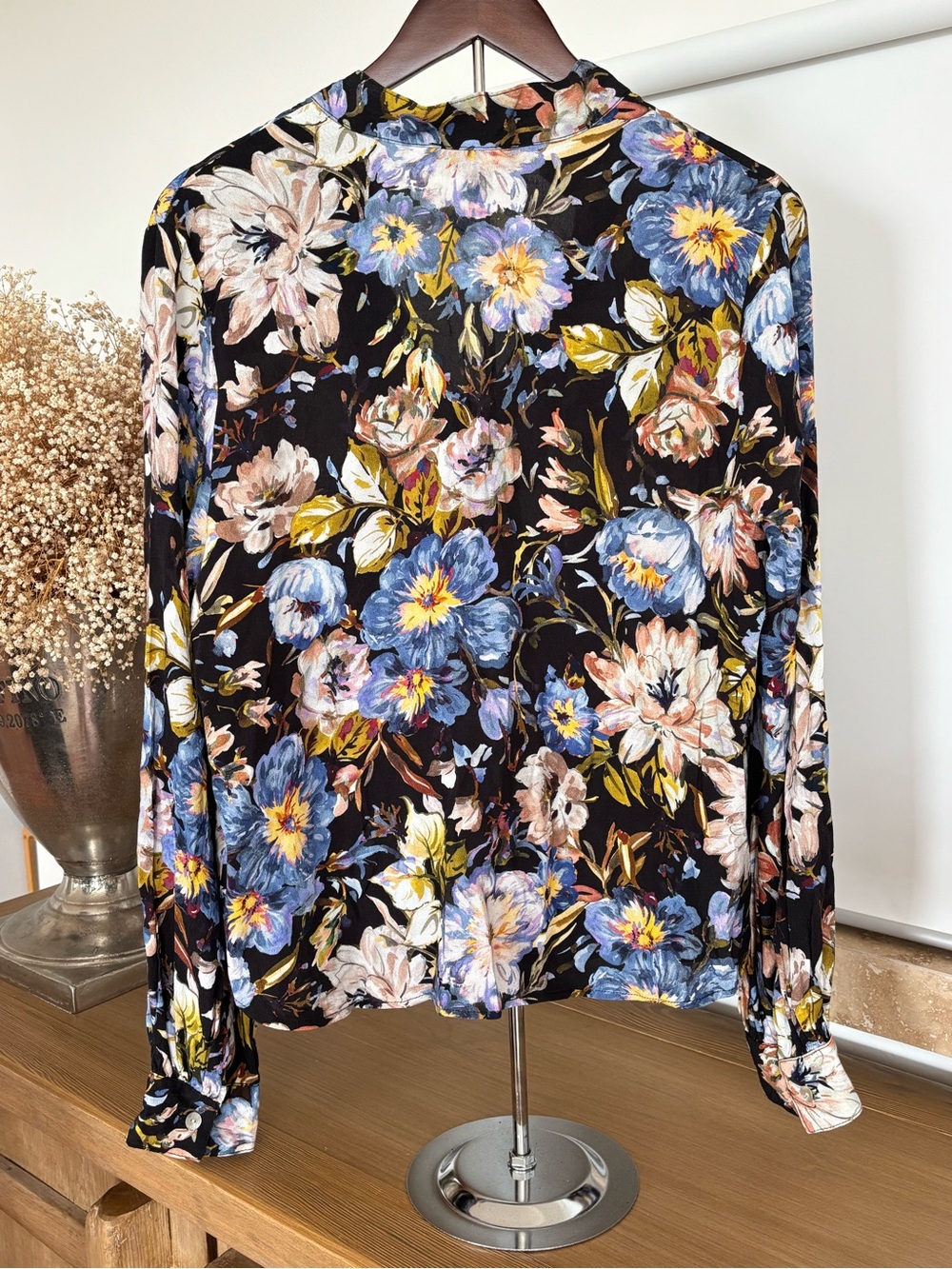 Karen Kane Floral Blouse M Black Blue Pink 100% Viscose Silk Feel V-Neck Y2K - Picture 9 of 15